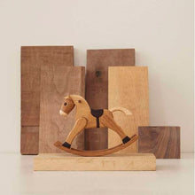 Lade das Bild in den Galerie-Viewer, Das Schaukelpferd