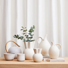 Lade das Bild in den Galerie-Viewer, Vase, geschwungene Oberseite
