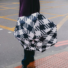 Lade das Bild in den Galerie-Viewer, ANATOLE folding umbrella - Smith - black oversize gingham
