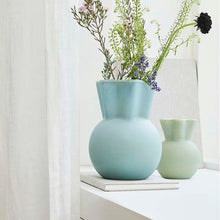 Lade das Bild in den Galerie-Viewer, Vase, geschwungene Oberseite, Hellblau
