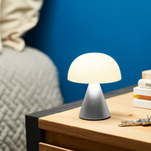 Lade das Bild in den Galerie-Viewer, Mina M LED Lampe

